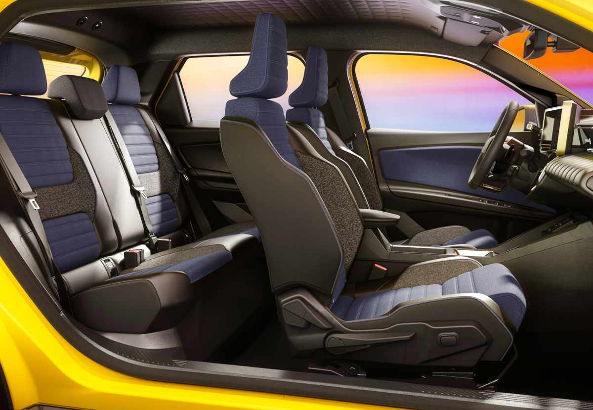 Detalle de los asientos delanteros y traseros del Renault 5 E-Tech 2027, destacando la nueva tapicería de tono azul jaspeado exclusiva de la versión Iconic Cinq.