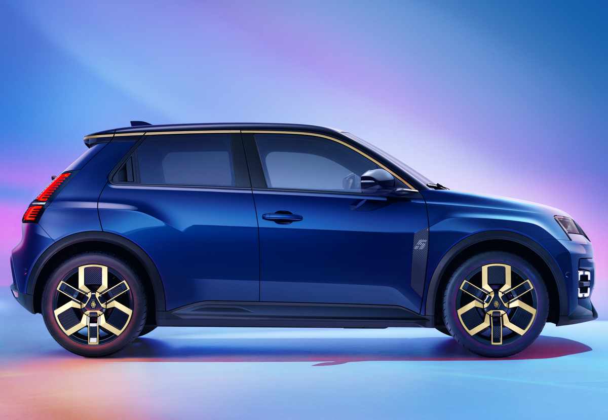 Vista lateral del deportivo Renault 5 E-Tech 2027 color azul, exhibiendo su silueta hatchback compacta y los llamativos rines dorados de 18 pulgadas.