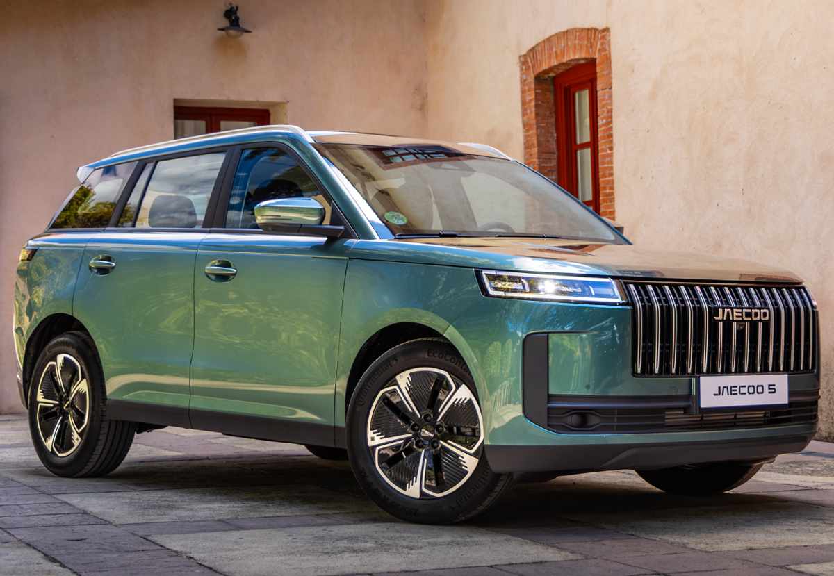 Vista frontal de tres cuartos de la SUV Jaecoo 5 en color verde claro, destacando su imponente parrilla frontal y líneas de diseño sobrias.