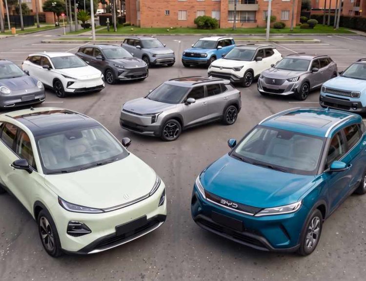 Plano general del grupo de 11 SUV eléctricas evaluadas, destacando al frente la Changan Nevo Q05 verde y la BYD Yuan Up azul, junto a las GWM Ora 5, Chery E5, MG S5 EV, Dongfeng Vigo, Chevrolet Spark EUV, Kia EV2, Suzuki e-Vitara, Peugeot e-2008 y Renault 4 E-Tech.