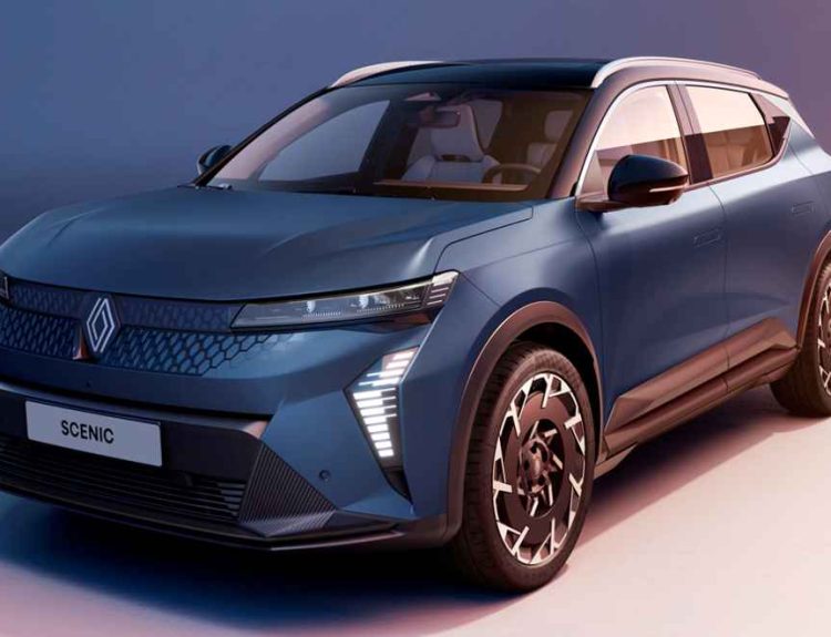 Plano frontal de tres cuartos de la Renault Scénic E-Tech color azul oscuro en estudio, la SUV eléctrica que se actualiza con hasta 642 km de autonomía.