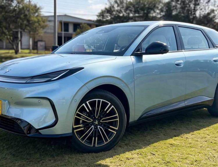 Plano frontal de tres cuartos del nuevo crossover eléctrico Arcfox T1 color azul claro sobre el césped, destacando su diseño exterior limpio y moderno.