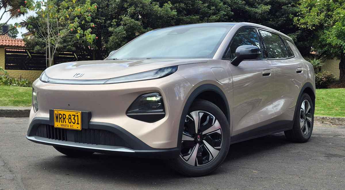 Plano frontal de tres cuartos de la SUV eléctrica Changan Nevo Q05 color plata estacionada sobre asfalto, destacando su delgada franja de luces diurnas LED.