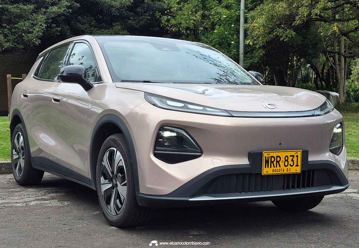 Plano frontal cerrado de la Changan Nevo Q05 color plata, exhibiendo su diseño aerodinámico de nariz limpia y rines bitono de 18 pulgadas.