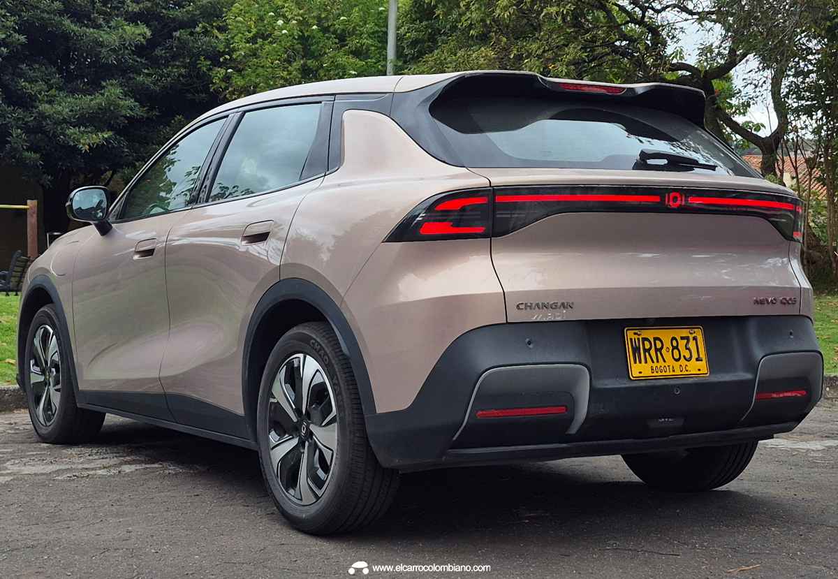 Plano de tres cuartos trasero de la Changan Nevo Q05 color plata, mostrando la moldura iluminada de sus faros traseros y el alerón con efecto de techo flotante.