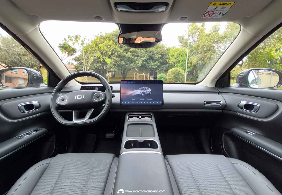 Plano general del interior delantero de la Changan Nevo Q05, resaltando la gran pantalla central táctil de 14,6 pulgadas y los acabados blandos de la consola.