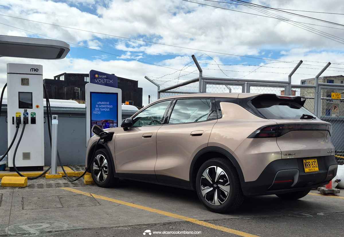 Plano de tres cuartos trasero de la Changan Nevo Q05 color plata conectada a un dispensador de la estación de carga rápida Terpel Voltex, durante la prueba de recarga.