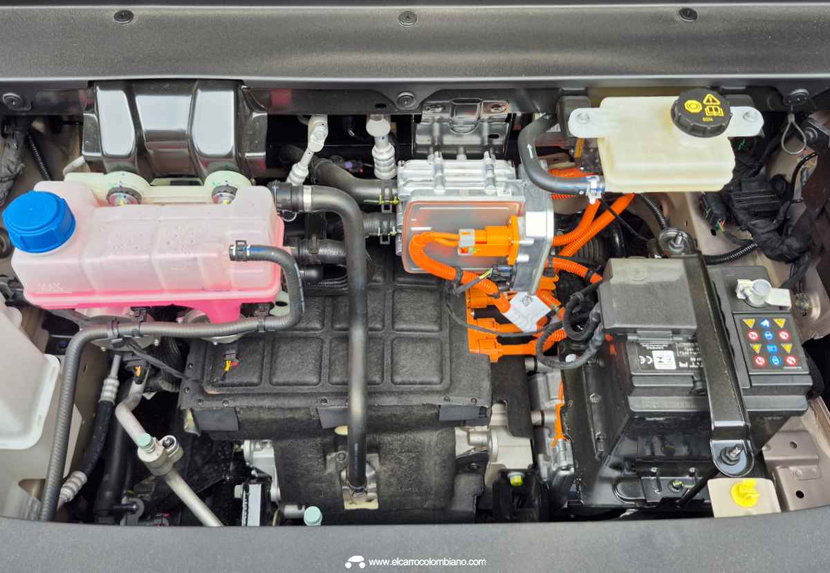 Plano picado del compartimiento delantero de la Changan Nevo Q05, detallando el bloque del motor eléctrico de 160 hp y el cableado naranja de alto voltaje.