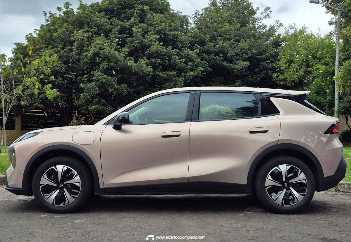 Plano lateral completo de la Changan Nevo Q05 Ultra color Magenta Metálico frente a un parque, destacando su silueta aerodinámica, los rines bitono de 18 pulgadas y el efecto de techo flotante en el pilar trasero.
