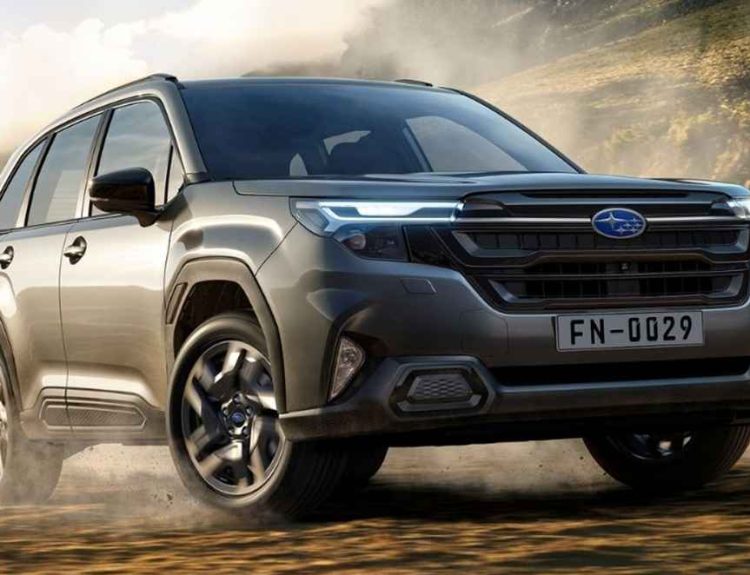 Plano frontal de tres cuartos de la Subaru Forester 2027 a gasolina color gris rodando ágilmente sobre un camino de tierra, destacando su parrilla hexagonal y faros LED.