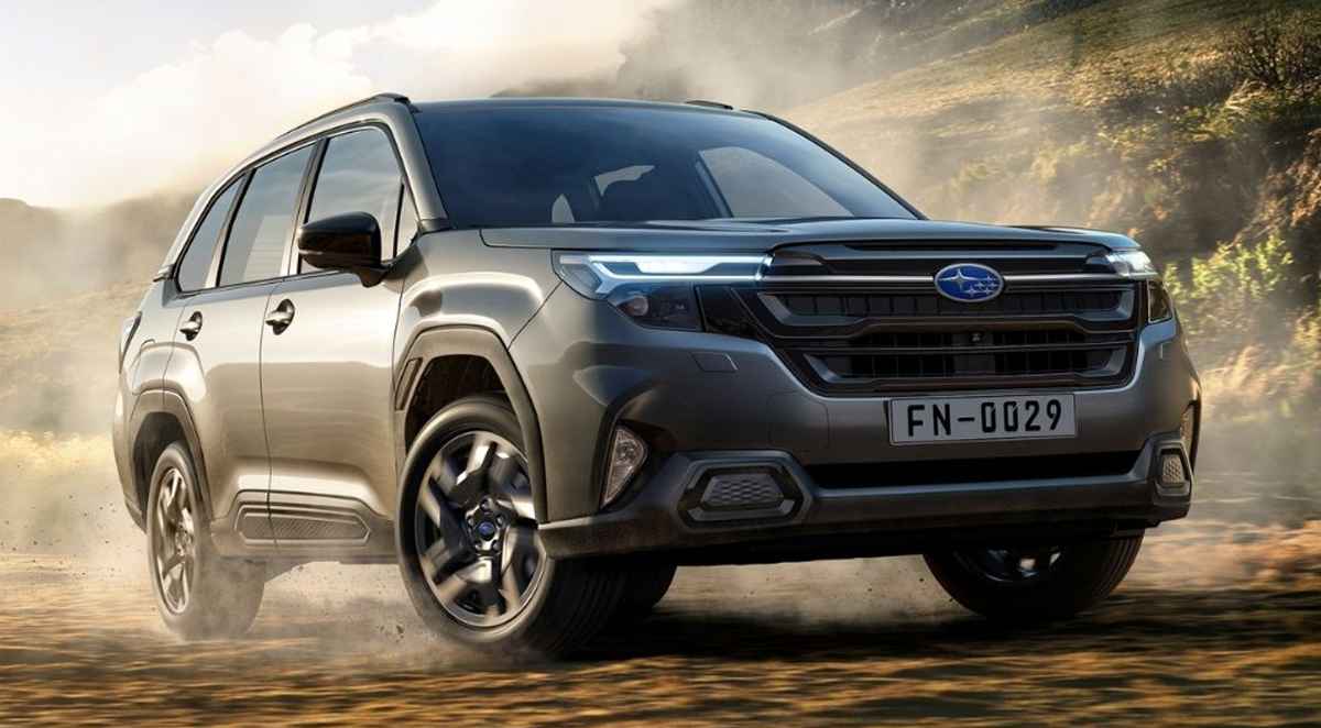 Plano frontal de tres cuartos de la Subaru Forester 2027 a gasolina color gris rodando ágilmente sobre un camino de tierra, destacando su parrilla hexagonal y faros LED.