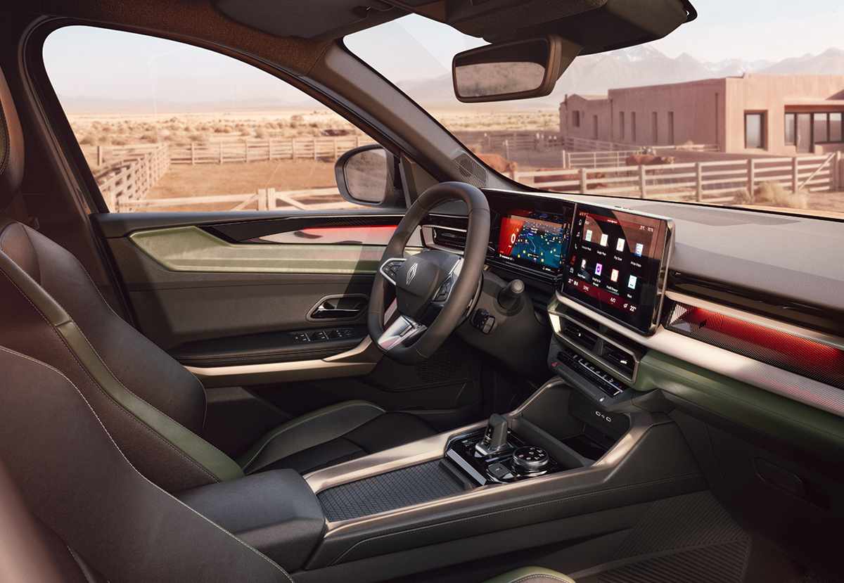 Plano general del interior delantero de la Renault Niagara, enfocándose en la doble pantalla digital de 10 pulgadas, acabados texturizados estilo SUV y consola central.