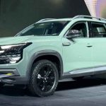Plano frontal de tres cuartos de la pick-up Renault Niagara color verde claro sobre el escenario de su lanzamiento mundial, exhibiendo su imponente diseño frontal y rines negros.
