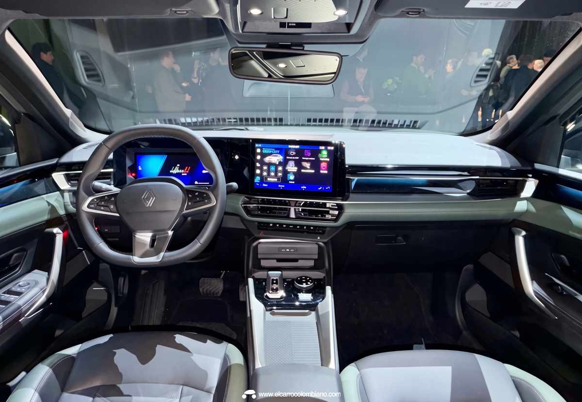 Plano general del interior delantero de la Renault Niagara, enfocándose en el nuevo volante multifunción, el cuadro de instrumentos digital y la gran pantalla central.