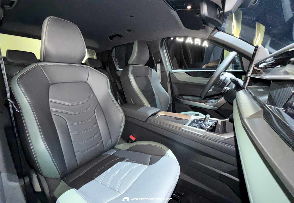 Plano detalle de los asientos delanteros de la Renault Niagara, resaltando su refinada tapicería en tonos oscuros con diseño 3D, costuras claras y sujeción lateral.