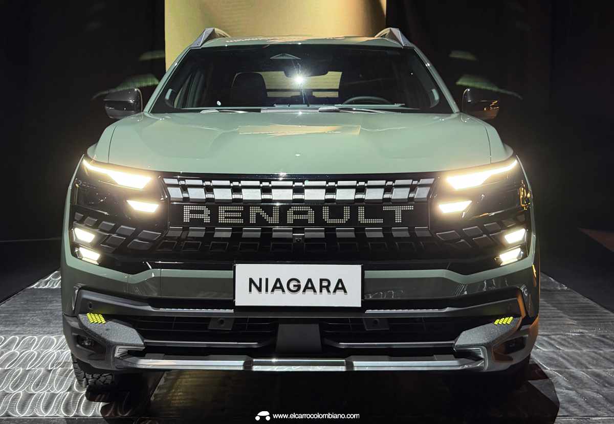Plano frontal directo de la pick-up Renault Niagara color verde claro bajo iluminación de estudio, exhibiendo la moderna parrilla negra que integra el nombre de la marca.