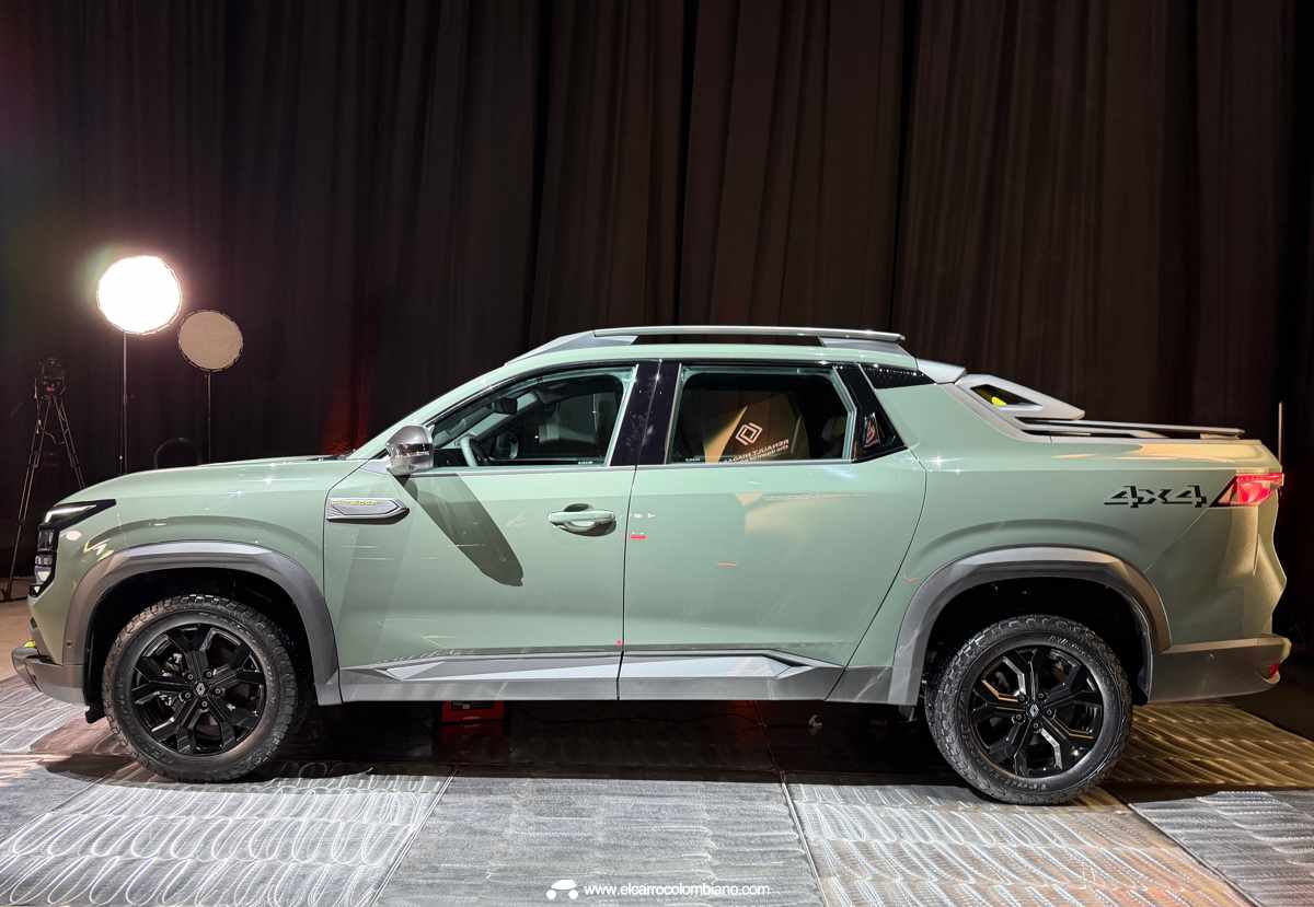 Plano lateral completo de la pick-up Renault Niagara color verde claro en su evento de lanzamiento, detallando su amplio despeje al piso, pasos de rueda oscuros y barras de techo.