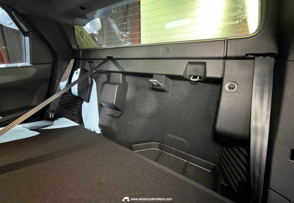 Plano detalle del interior de la cabina de la Renault Niagara, mostrando el ingenioso espacio oculto de almacenamiento de 36 litros ubicado justo detrás de los asientos traseros, equipado con correas de sujeción.