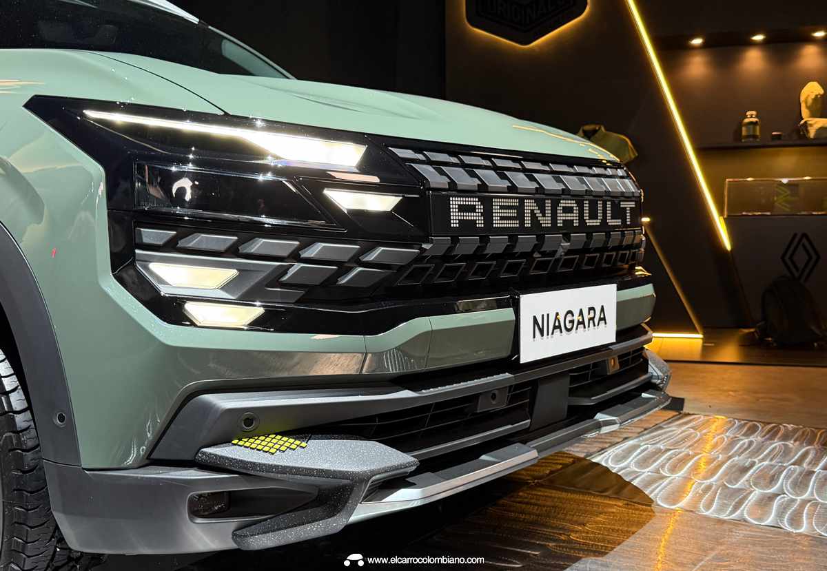 Plano detalle de la parte baja del frontal de la pick-up Renault Niagara color verde claro, enfocándose en las luces exploradoras LED seccionadas y el escalón utilitario integrado en el parachoques.