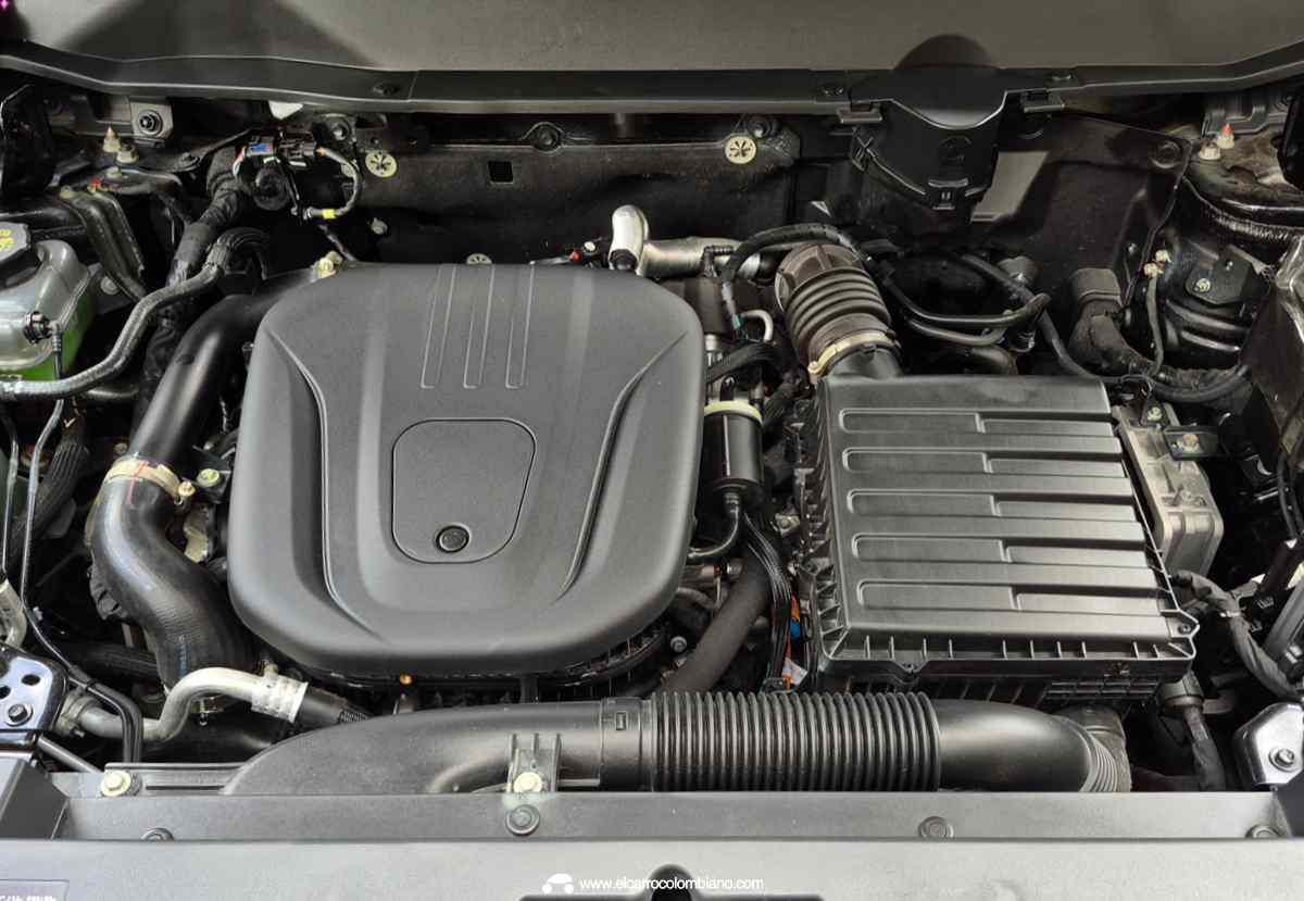 Plano detalle del compartimiento del motor de la GWM Haval H7 Full Hybrid, resaltando la cubierta protectora del propulsor a gasolina turbo de 1.5 litros que integra su esquema híbrido.