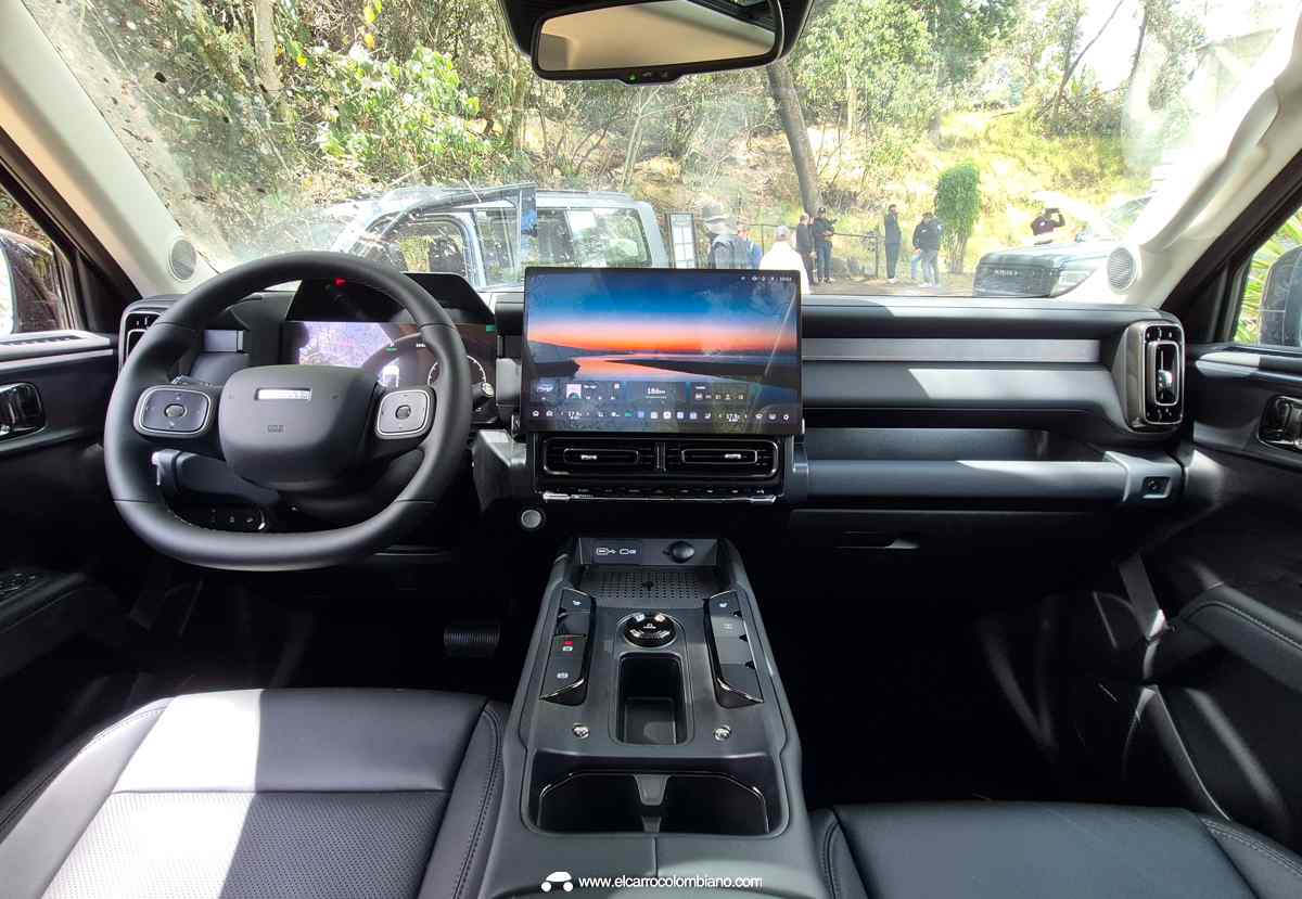 Plano general del interior delantero de la GWM Haval H7 Full Hybrid, enfocándose en la gran pantalla táctil central flotante de 15,6 pulgadas y la robusta consola central con selector de marchas.