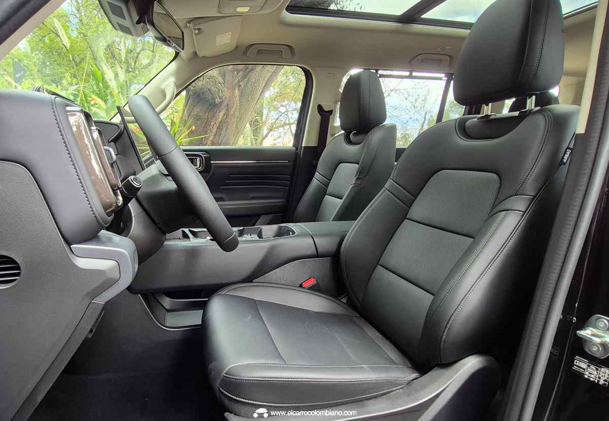 Vista lateral de los asientos delanteros de la GWM Haval H7 Full Hybrid, detallando su tapicería en cuero negro, ajuste eléctrico, techo panorámico y amplio espacio interior.