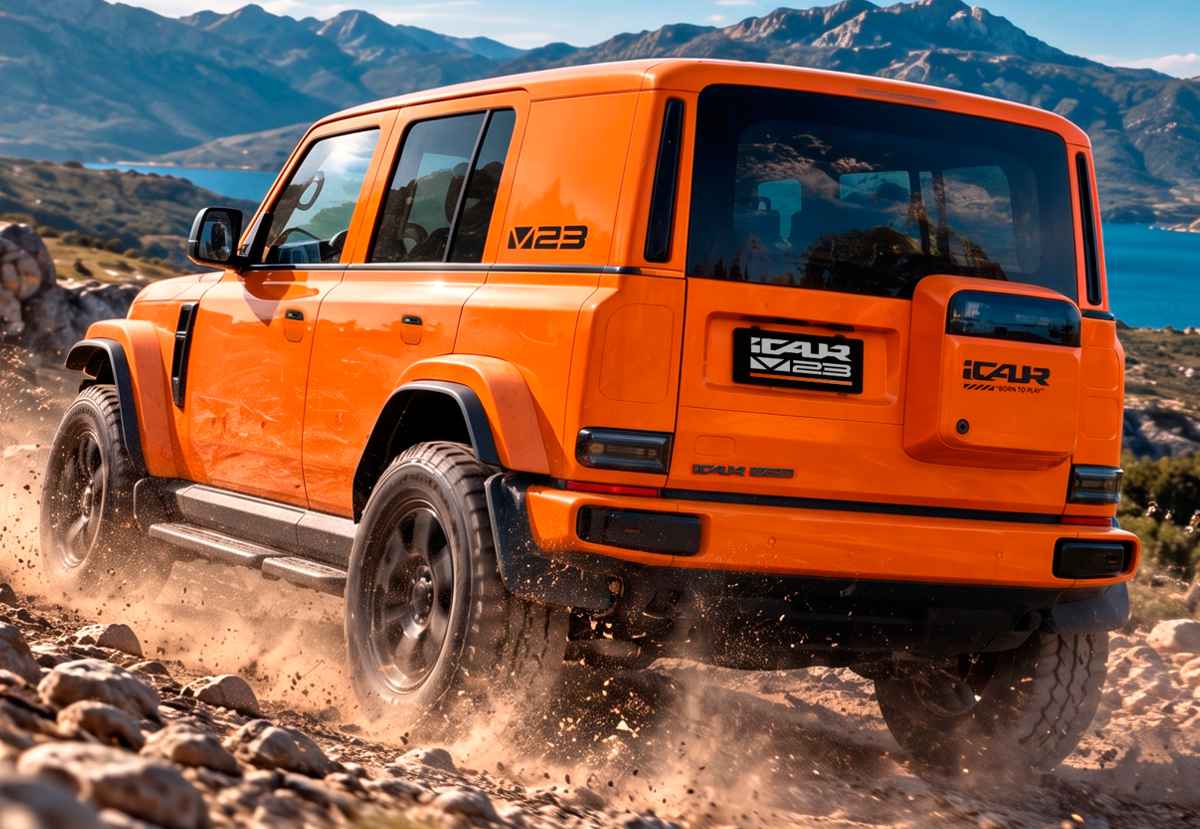 Plano de tres cuartos trasero de la iCAUR V23 color naranja subiendo ágilmente por un terreno pedregoso, exhibiendo su caja de almacenamiento exterior trasera y capacidades off-road.