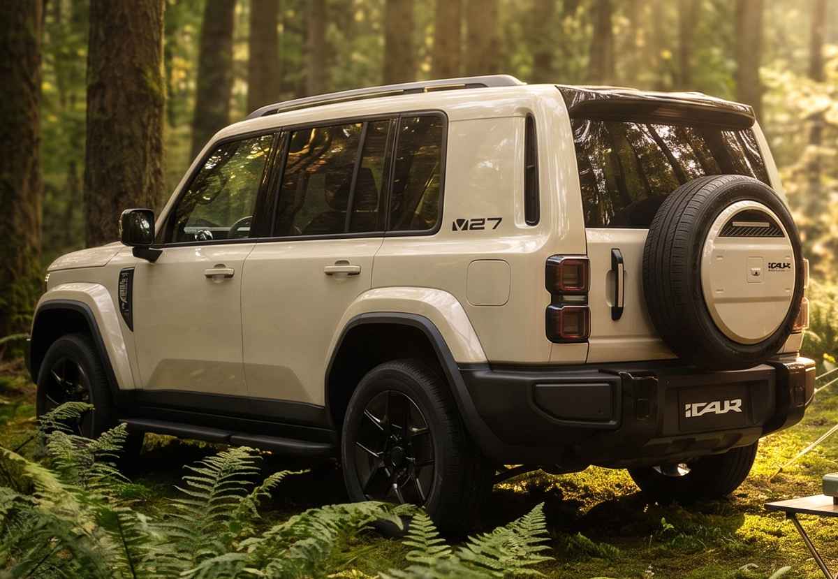 Plano de tres cuartos trasero de la SUV iCAUR V27 color arena estacionada en un bosque rodeada de helechos, mostrando su llanta de repuesto colgada en el portón trasero vertical.