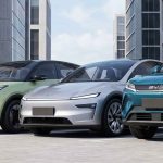 carros más vendidos en China 2026, carros eléctricos en Colombia, Geely EX2 blanco, Tesla Model Y plata, BYD Yuan Up azul, BYD Ti7 verde, precio carros eléctricos Colombia