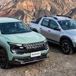 Plano frontal de tres cuartos de la nueva Renault Niagara color verde junto a una Renault Oroch color plata estacionadas en un paisaje montañoso, comparando directamente sus diseños.