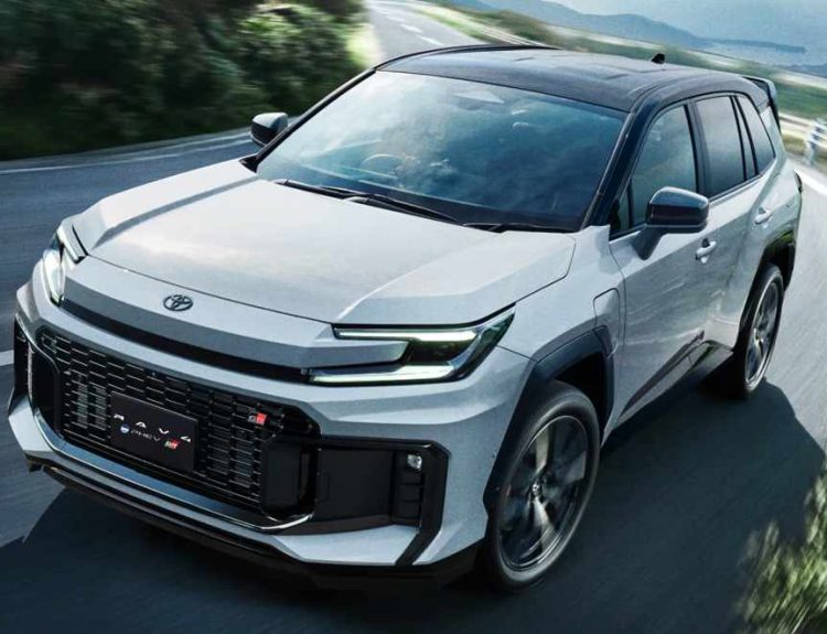 Plano frontal de tres cuartos de la Toyota RAV4 PHEV GR-Sport color blanco en movimiento por una carretera costera, destacando su parrilla deportiva negra y diseño aerodinámico.
