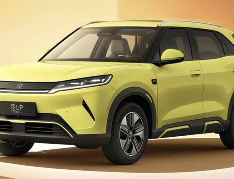 Plano frontal de tres cuartos de la BYD Yuan Up eléctrica color amarillo en un entorno de estudio cálido, destacando su nuevo tono de carrocería y faros LED afilados.