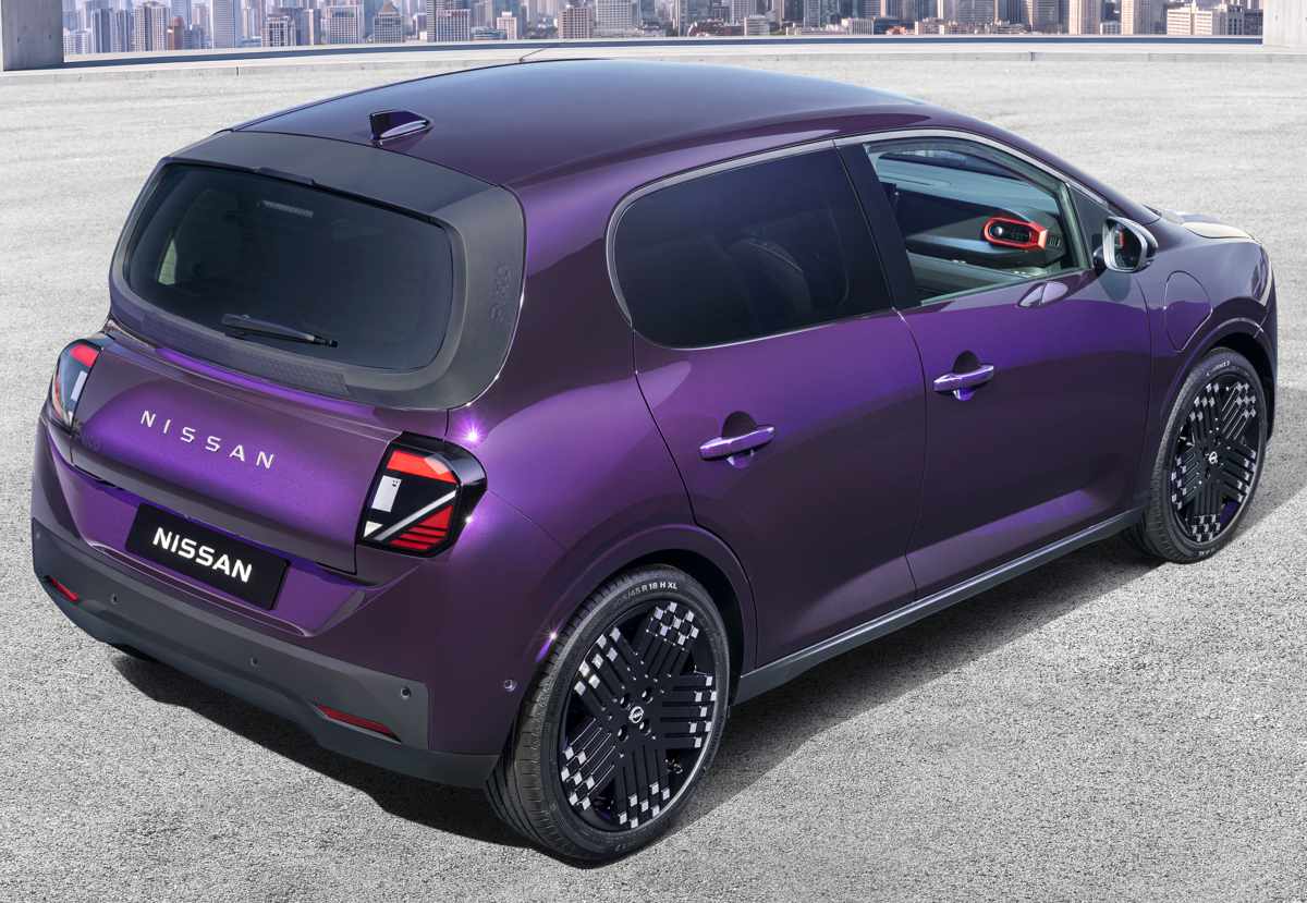 Plano de tres cuartos trasero del Nissan Pixo color morado en un entorno despejado, destacando el marco oscuro del vidrio posterior y las luces traseras rectangulares.