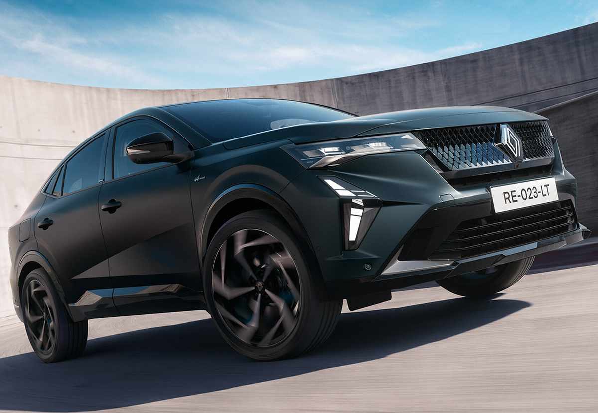 Plano frontal de tres cuartos del Renault Rafale Hypnotic en un entorno urbano de concreto, exhibiendo sus prominentes rines de 21 pulgadas y acabados satinados.