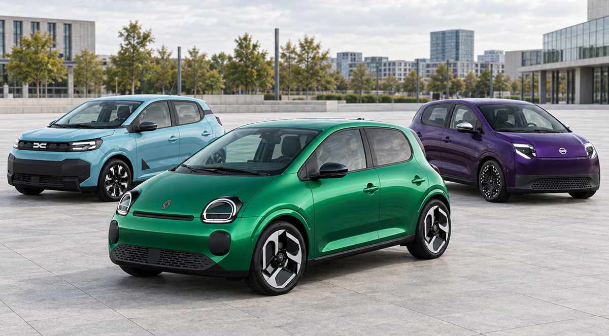 Plano general de tres cuartos del Renault Twingo verde, Nissan Pixo morado y Dacia Spring azul en una plaza urbana, destacando sus diferencias de diseño sobre una misma plataforma.
