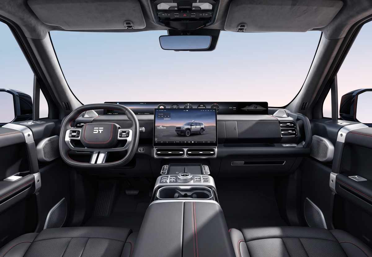 Plano general del interior delantero de la Jetour G700 con tapicería oscura, resaltando el panel de instrumentos panorámico de 35,4 pulgadas al fondo, la pantalla táctil central de 15,6 pulgadas y la consola con mandos todoterreno.