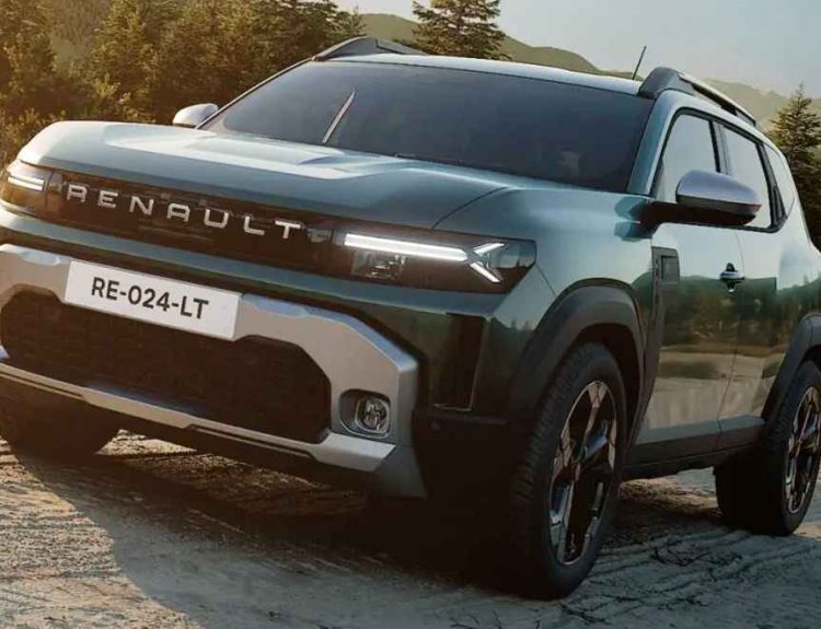 Plano frontal de tres cuartos de la SUV Renault Duster E-Tech híbrida verde sobre un camino destapado rodeado de pinos, destacando su parrilla con las letras Renault, faros LED en forma de Y y protector inferior plateado.