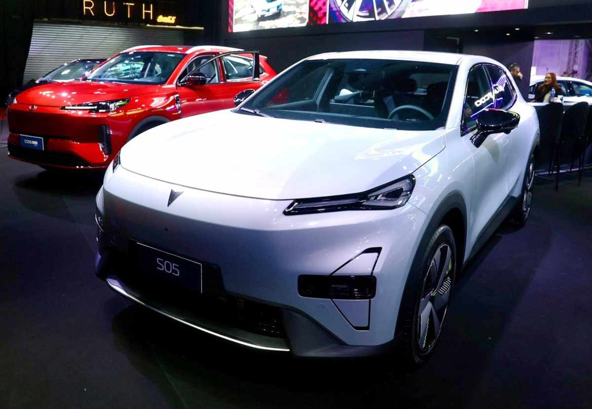 Plano frontal de tres cuartos de la SUV Deepal S05 blanca en un stand iluminado, destacando su diseño aerodinámico de frontal cerrado y grupos ópticos divididos muy afilados.