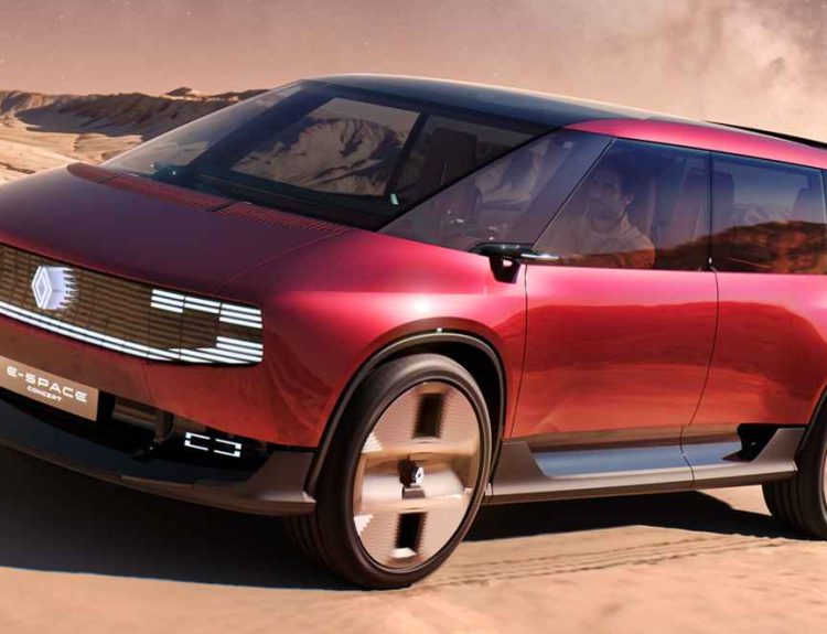 Plano frontal de tres cuartos del prototipo Renault E-Space Concept rojo sobre un paisaje desértico, destacando su parabrisas panorámico, firma luminosa de franjas horizontales y rines aerodinámicos cerrados.