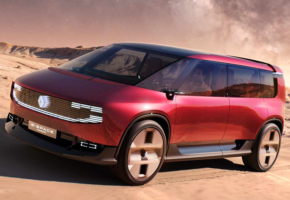 Plano frontal de tres cuartos del prototipo Renault E-Space Concept rojo sobre un paisaje desértico, destacando su parabrisas panorámico, firma luminosa de franjas horizontales y rines aerodinámicos cerrados.