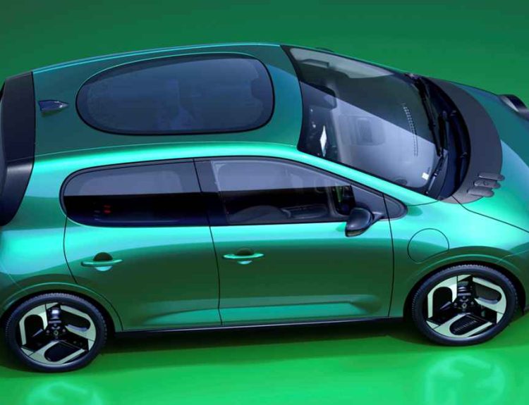 Plano superior de tres cuartos del Renault Twingo E-Tech verde sobre un fondo a tono, destacando el amplio techo panorámico de cristal oscuro denominado Twingobay y sus rines aerodinámicos.