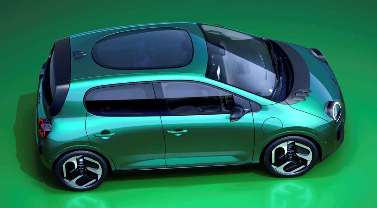 Plano superior de tres cuartos del Renault Twingo E-Tech verde sobre un fondo a tono, destacando el amplio techo panorámico de cristal oscuro denominado Twingobay y sus rines aerodinámicos.
