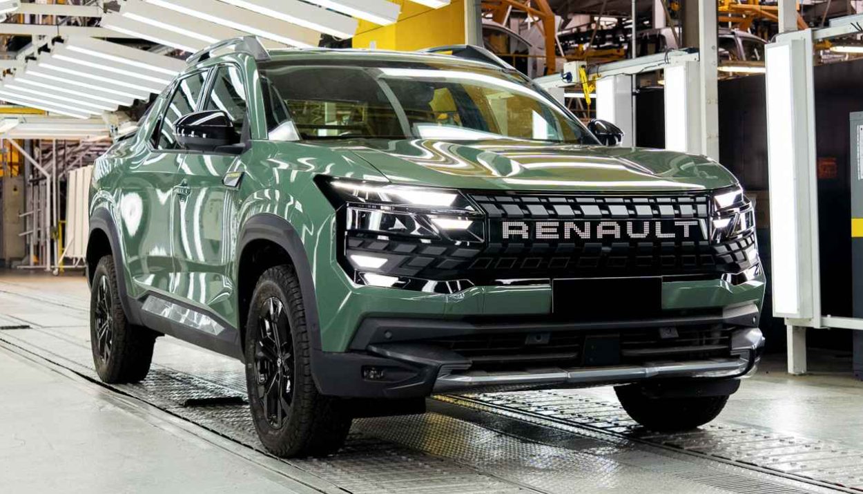 Plano frontal de tres cuartos de la nueva pick-up Renault Niagara en color verde desplazándose sobre la línea de montaje automatizada dentro de la fábrica de Santa Isabel.