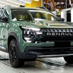 Plano frontal de tres cuartos de la nueva pick-up Renault Niagara en color verde desplazándose sobre la línea de montaje automatizada dentro de la fábrica de Santa Isabel.