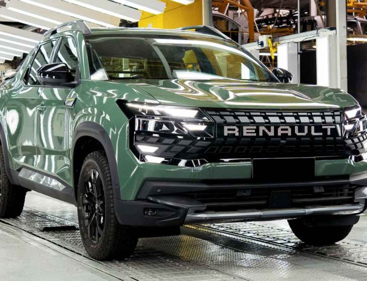 Plano frontal de tres cuartos de la nueva pick-up Renault Niagara en color verde desplazándose sobre la línea de montaje automatizada dentro de la fábrica de Santa Isabel.