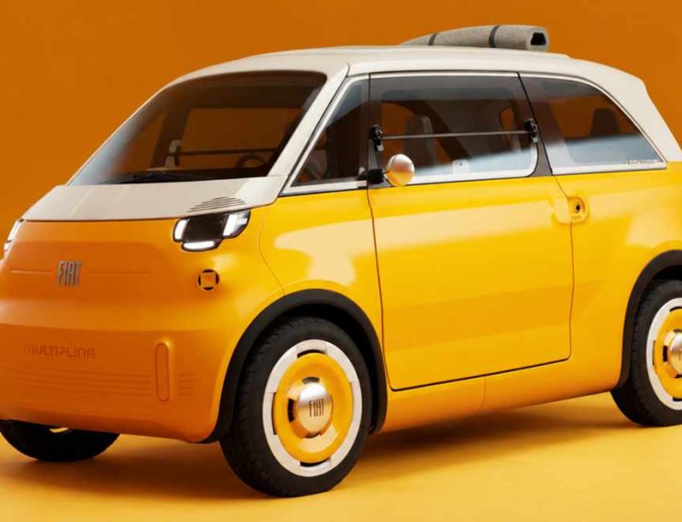 Plano frontal de tres cuartos del pequeño carro eléctrico Fiat Multiplina Concept en color amarillo y techo blanco sobre fondo naranja de estudio, destacando su frente vertical, faros redondos y techo de lona enrollado.