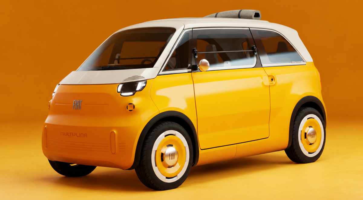 Plano frontal de tres cuartos del pequeño carro eléctrico Fiat Multiplina Concept en color amarillo y techo blanco sobre fondo naranja de estudio, destacando su frente vertical, faros redondos y techo de lona enrollado.