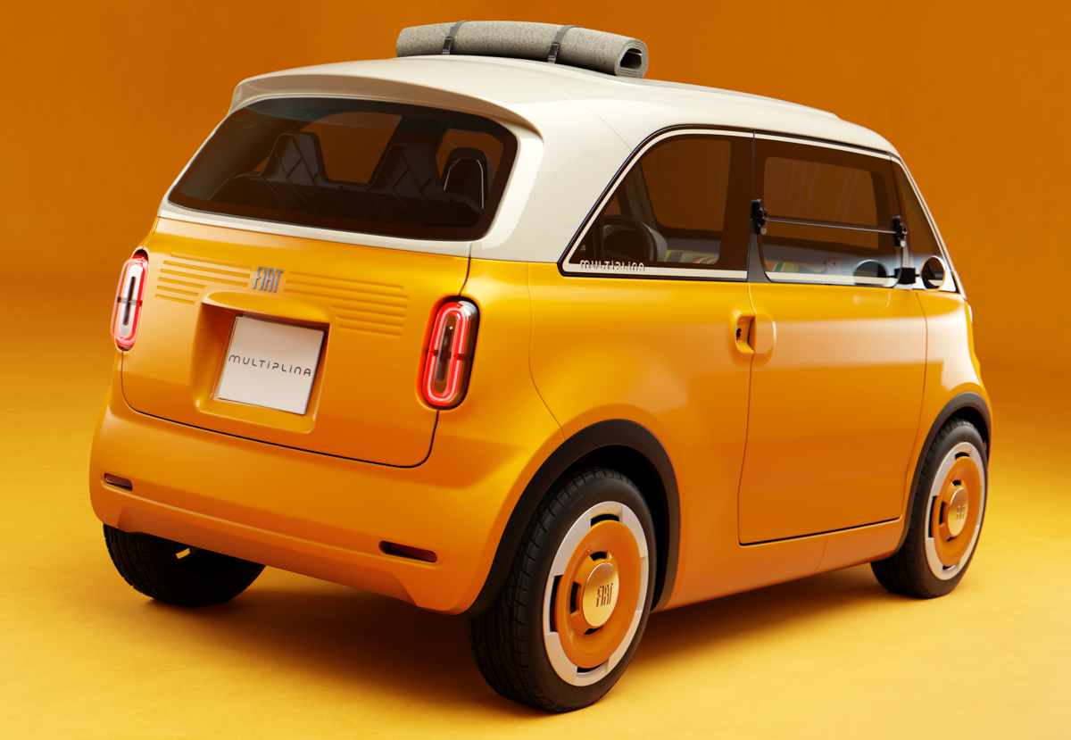 Plano de tres cuartos trasero del Fiat Multiplina Concept eléctrico sobre fondo cálido, resaltando sus luces verticales redondeadas, la inscripción del modelo en el portón y los cuatro apoyacabezas visibles adentro.