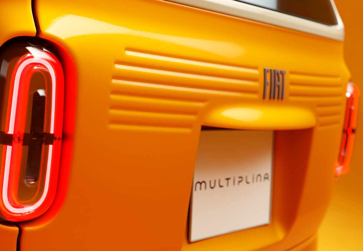 Plano detalle de la parte trasera del Fiat Multiplina Concept amarillo, destacando las ranuras horizontales de estilo clásico junto al logo Fiat, el faro vertical LED y el espacio de la matrícula.
