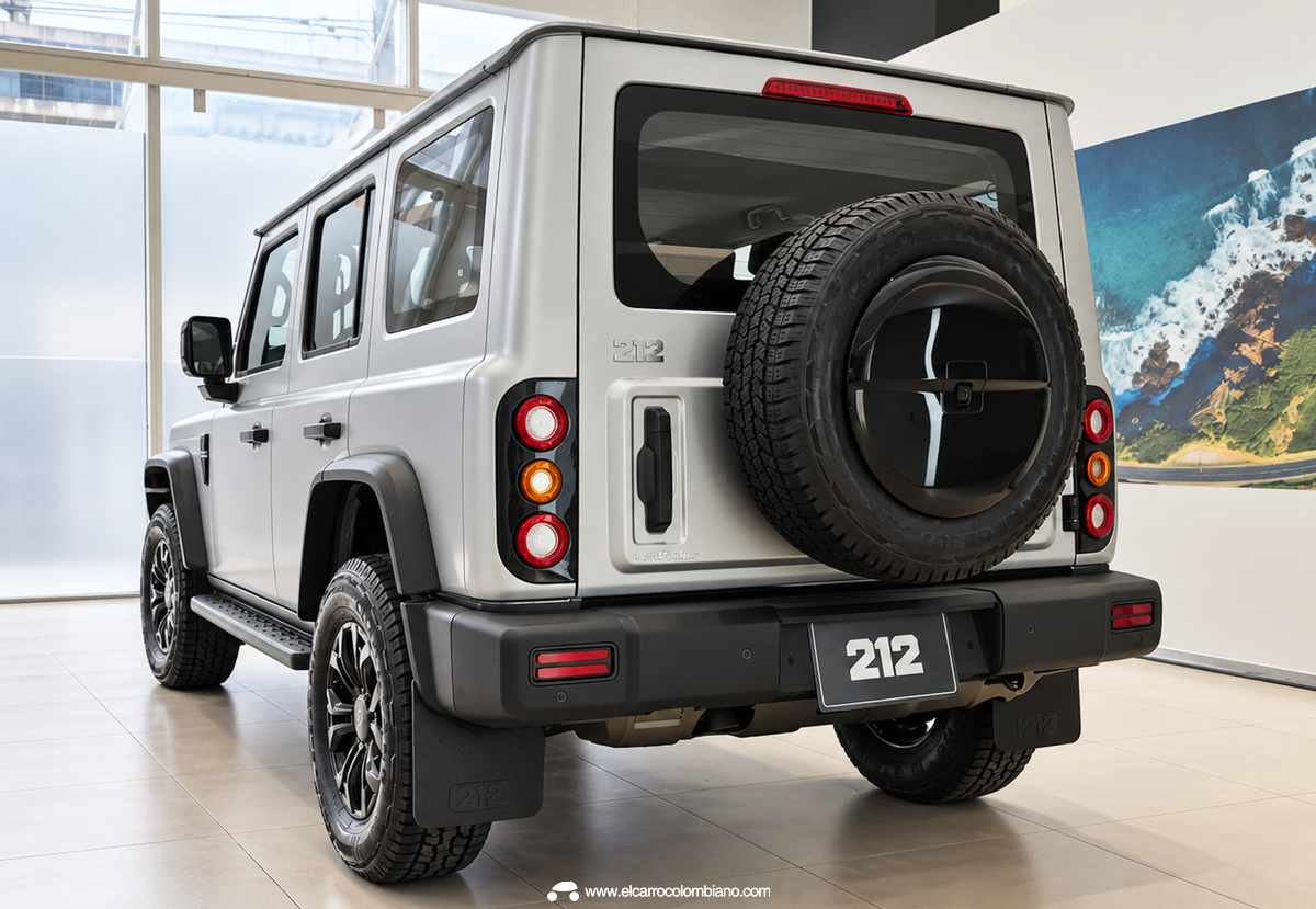 Plano de tres cuartos trasero del campero 212 T01 plata mate en concesionario, resaltando el portón de apertura lateral, la llanta de repuesto exterior completa y las luces verticales redondas.